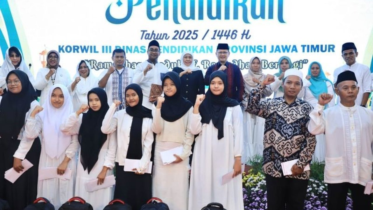 Gubernur Jawa Timur, Khofifah Indar Parawansa, telah mencairkan THR Idul Fitri 1446 H senilai Rp412,6 miliar untuk tenaga pendidik di Jatim, meliputi ASN, PPPK, GTT, dan PTT.