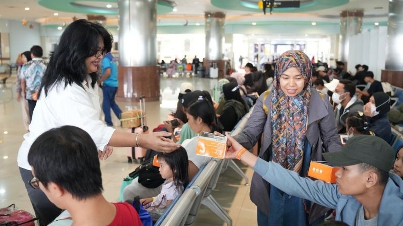 BNI, berkolaborasi dengan Pelindo dan Pupuk Indonesia, menyediakan takjil gratis dan layanan kesehatan di Posko Mudik BUMN Tanjung Perak untuk memberikan kenyamanan pemudik Lebaran 2025.
