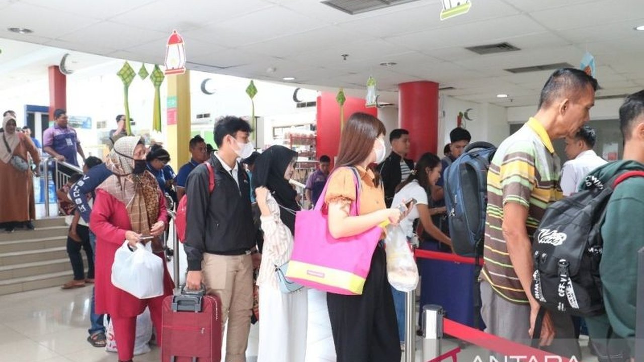 PT KAI Divre I Sumut catat angka penumpang tertinggi pada H-3 Lebaran 2025, dengan berbagai upaya peningkatan layanan untuk kenyamanan penumpang.