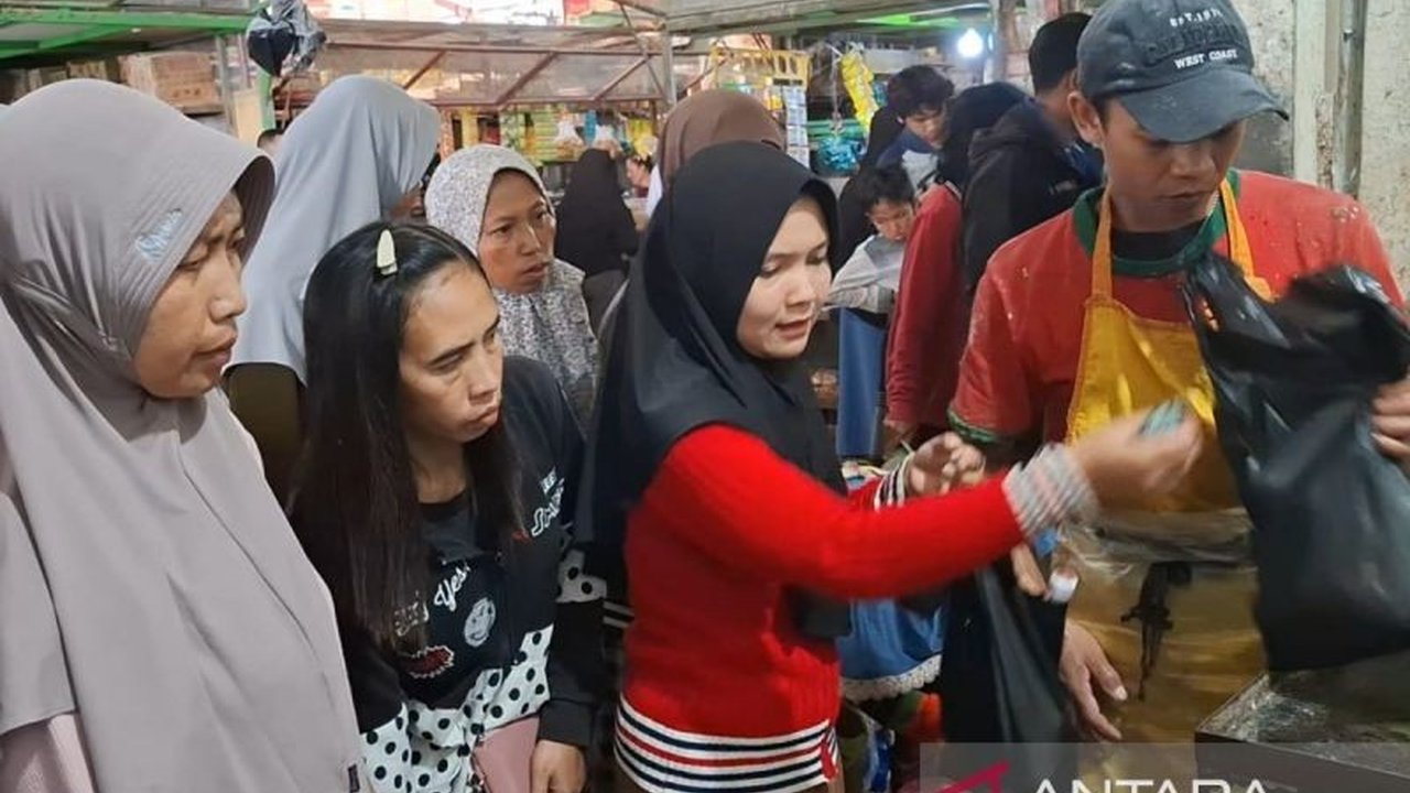Jelang Lebaran 2025, tempat penggilingan daging di Pasar Legi Parakan, Temanggung, dipadati warga yang ingin membuat bakso dan bistik untuk menu Lebaran; lonjakan permintaan mencapai 70 persen.