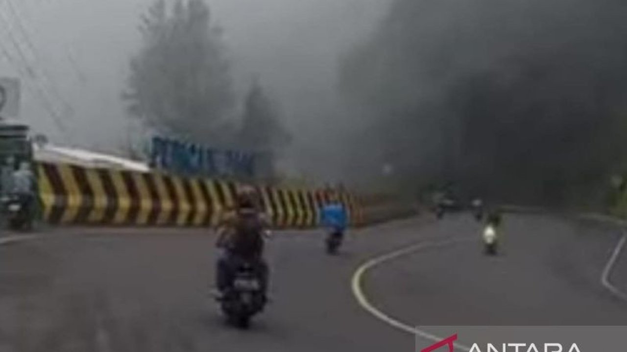 Memasuki H-2 Lebaran, jalur utama Cianjur dipadati pemudik sepeda motor yang menuju berbagai kota di Jawa Barat dan Jawa Tengah, meskipun kepolisian telah melakukan rekayasa arus untuk mengantisipasi kemacetan.