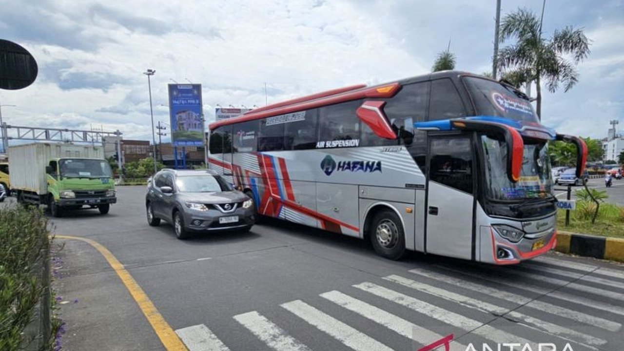 Dua hari jelang Lebaran 2025, arus kendaraan di Tol Singosari terpantau lengang, meskipun polisi telah menyiapkan rekayasa lalu lintas jika terjadi kepadatan.