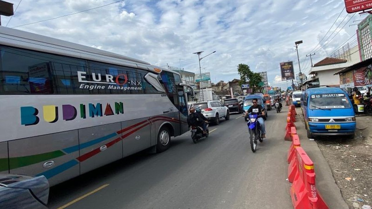 Kemacetan parah terjadi di jalur Limbangan, Garut, H-2 Lebaran, diakibatkan aktivitas pasar tradisional yang padat dan menyebabkan arus kendaraan dari Bandung menuju Tasikmalaya tersendat.