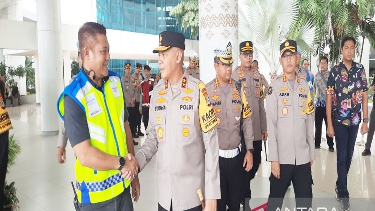 Kapolda Kalsel memastikan situasi puncak arus mudik di Kalimantan Selatan berjalan lancar dan aman hingga H-2 Lebaran Idul Fitri 1446 H, dengan pengamanan yang melibatkan 1.926 personel.