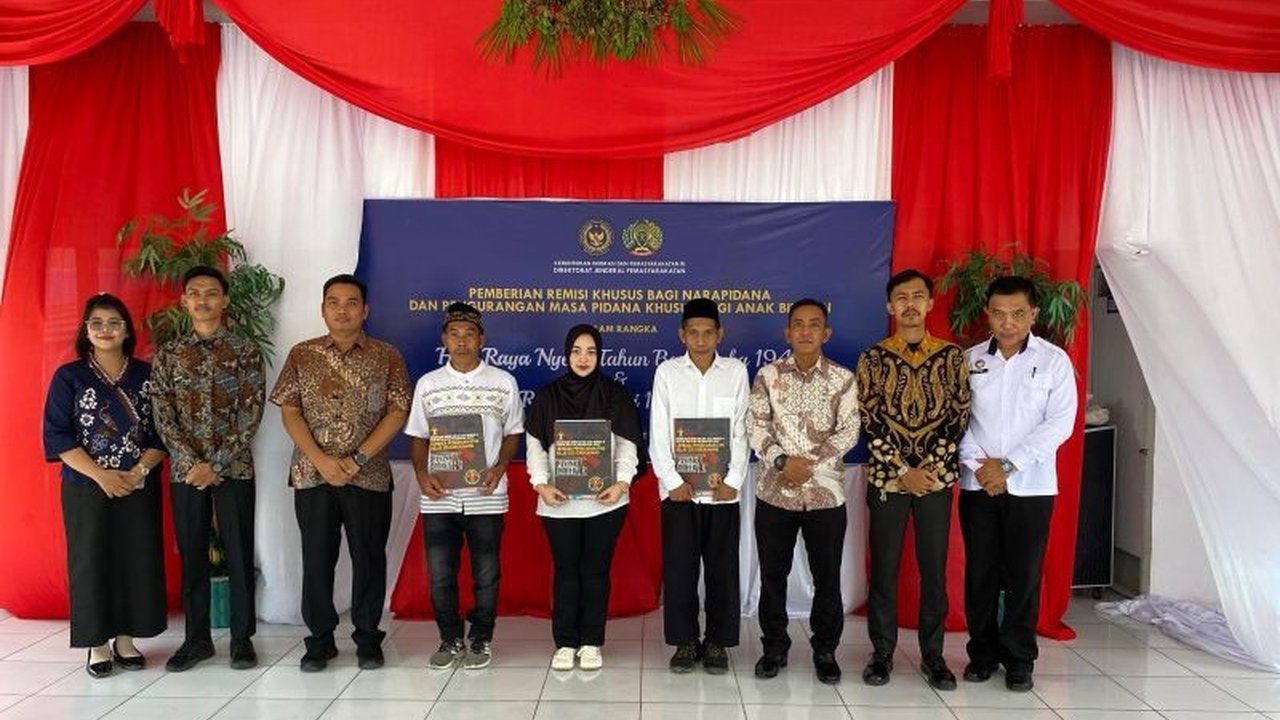 Menjelang Idul Fitri 1446 H, Lapas Kelas IIB Singkawang, Kalimantan Barat, memberikan remisi kepada 298 warga binaan, dengan dua di antaranya langsung bebas.