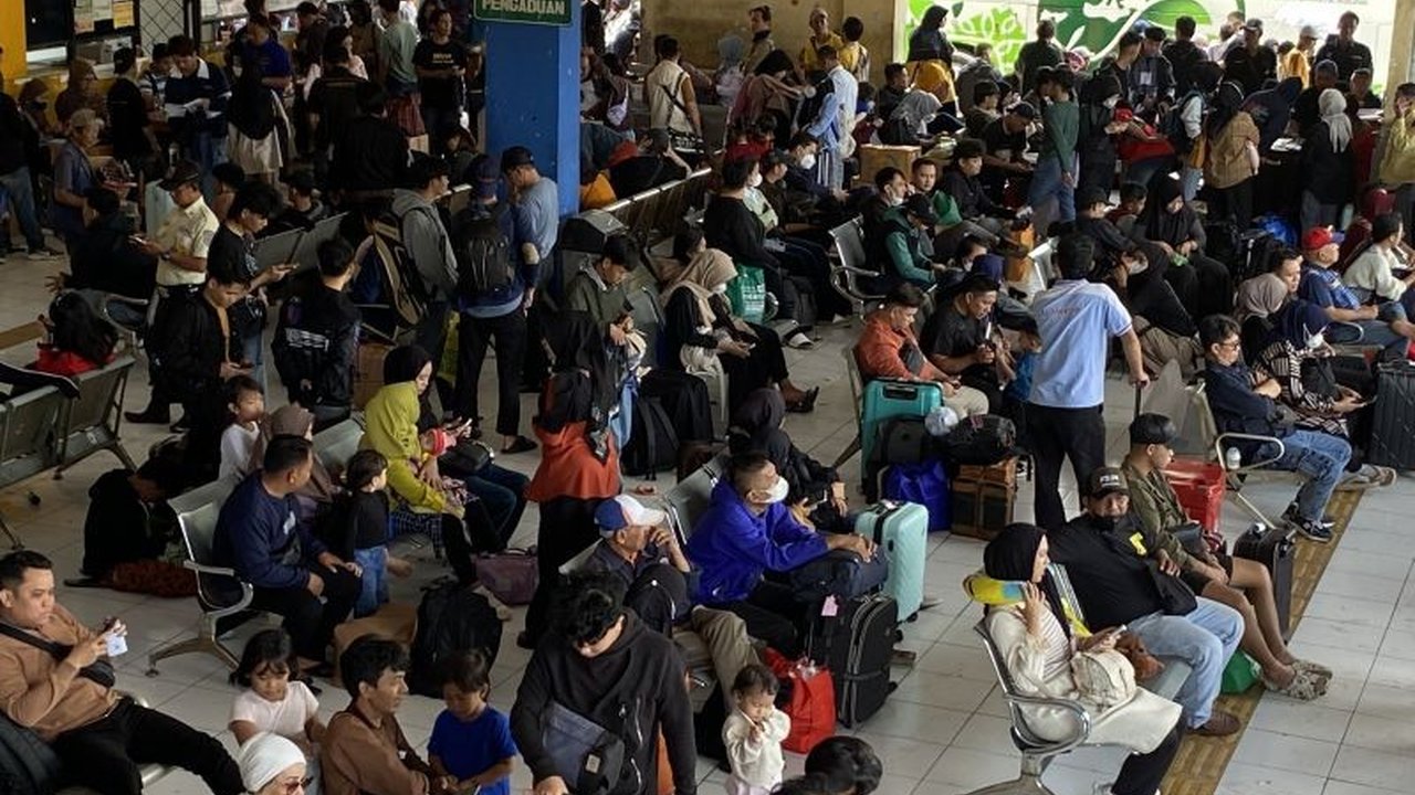 Sebanyak 1.188 pemudik meninggalkan Terminal Kampung Rambutan pada H-2 Lebaran 2025, menandai penurunan jumlah pemudik dibandingkan H-3 Lebaran.