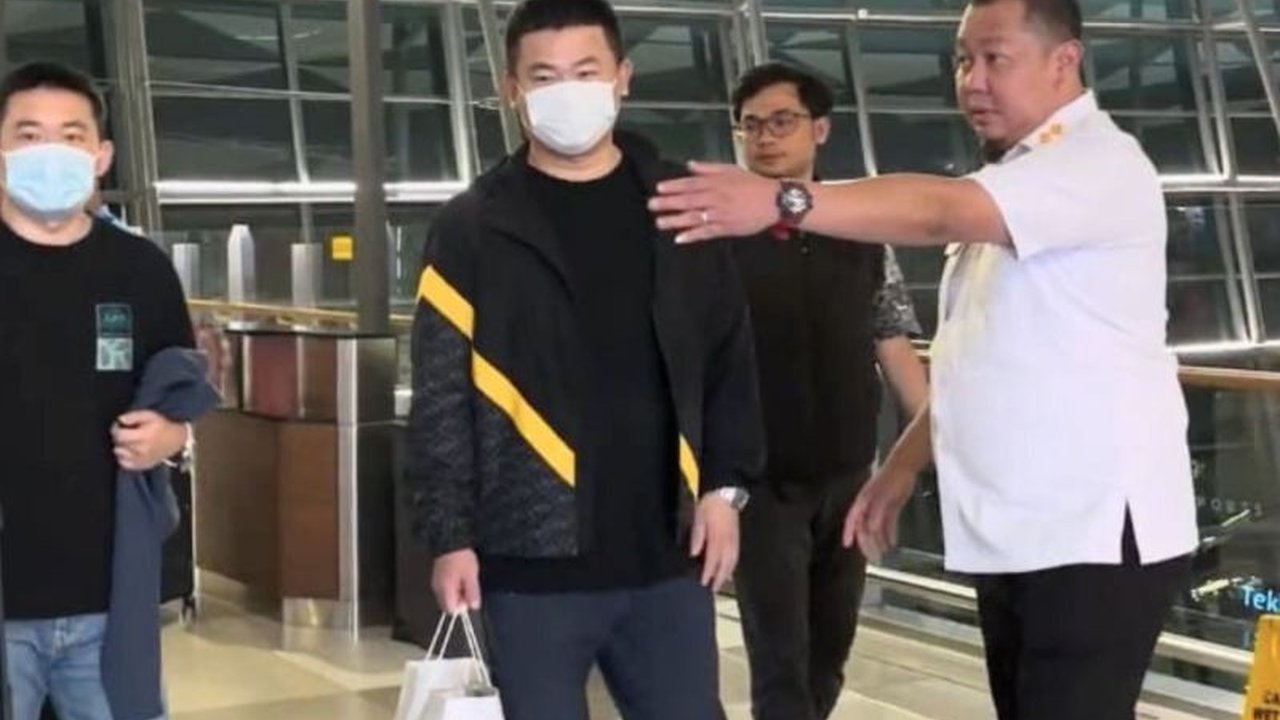 Ditjen Imigrasi berhasil mengamankan dua warga negara China, FN dan GC, buron kasus kejahatan ekonomi di negaranya dan telah dideportasi.