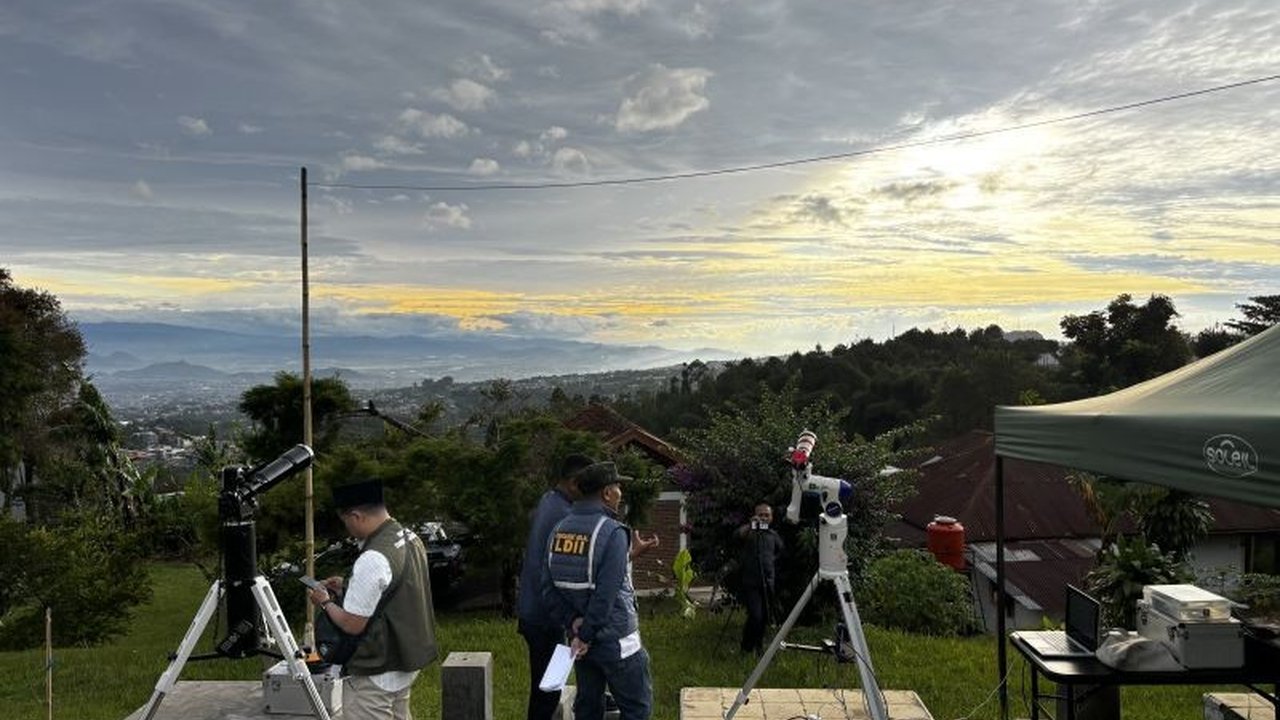 Observatorium Bosscha ITB melakukan pengamatan hilal untuk menentukan awal Syawal 1446 H, menjadi rujukan Kementerian Agama dan masyarakat umum dalam penetapan Lebaran.