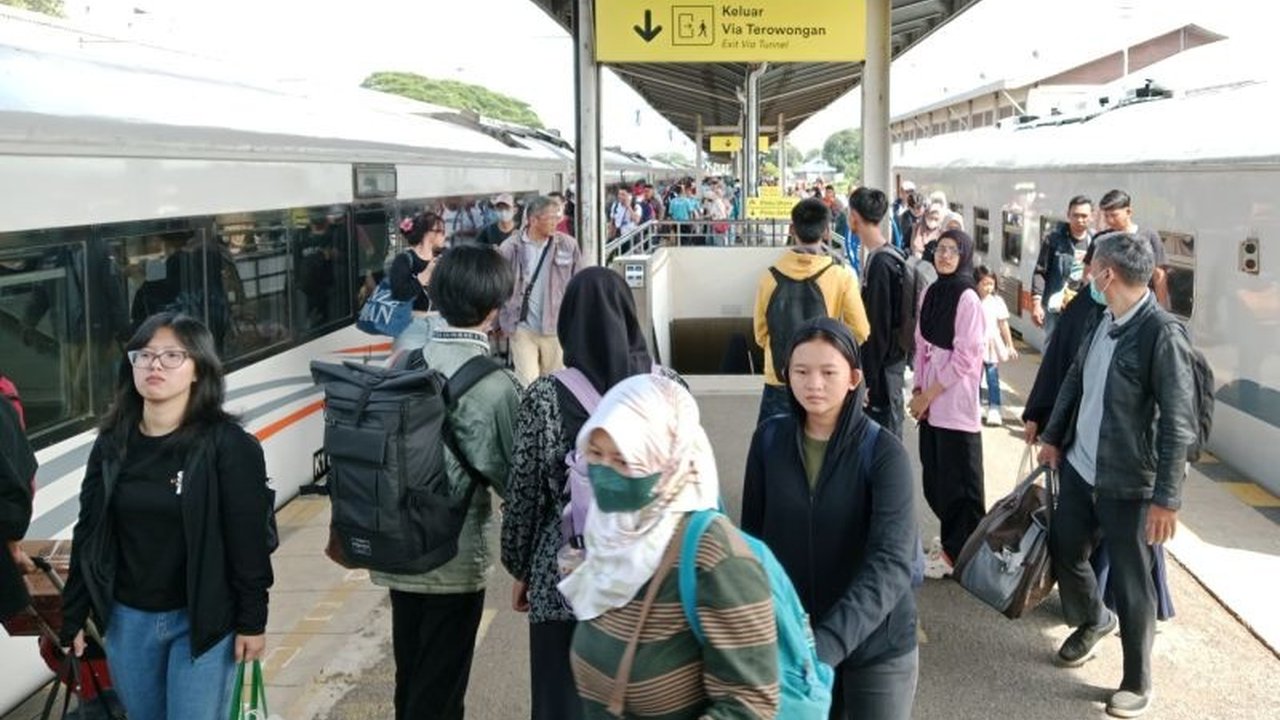 PT KAI Daop 3 Cirebon mencatat lonjakan penumpang hingga 10.798 orang pada H-2 Lebaran 2025, meningkat 9 persen dari hari sebelumnya, dengan lonjakan arus balik diperkirakan pada H+3.