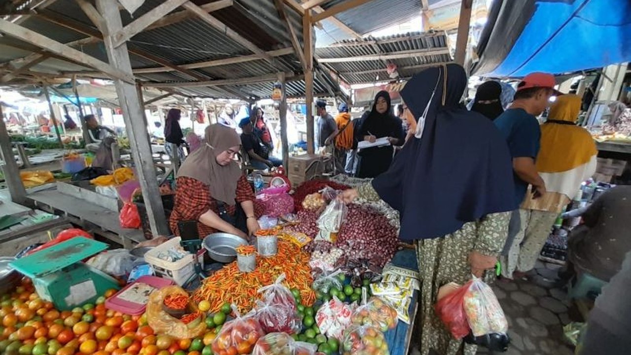 Jelang Lebaran, harga pangan di Kabupaten Sigi, Sulawesi Tengah relatif stabil, hanya telur dan ikan yang mengalami kenaikan harga, sementara komoditi lain cenderung turun.