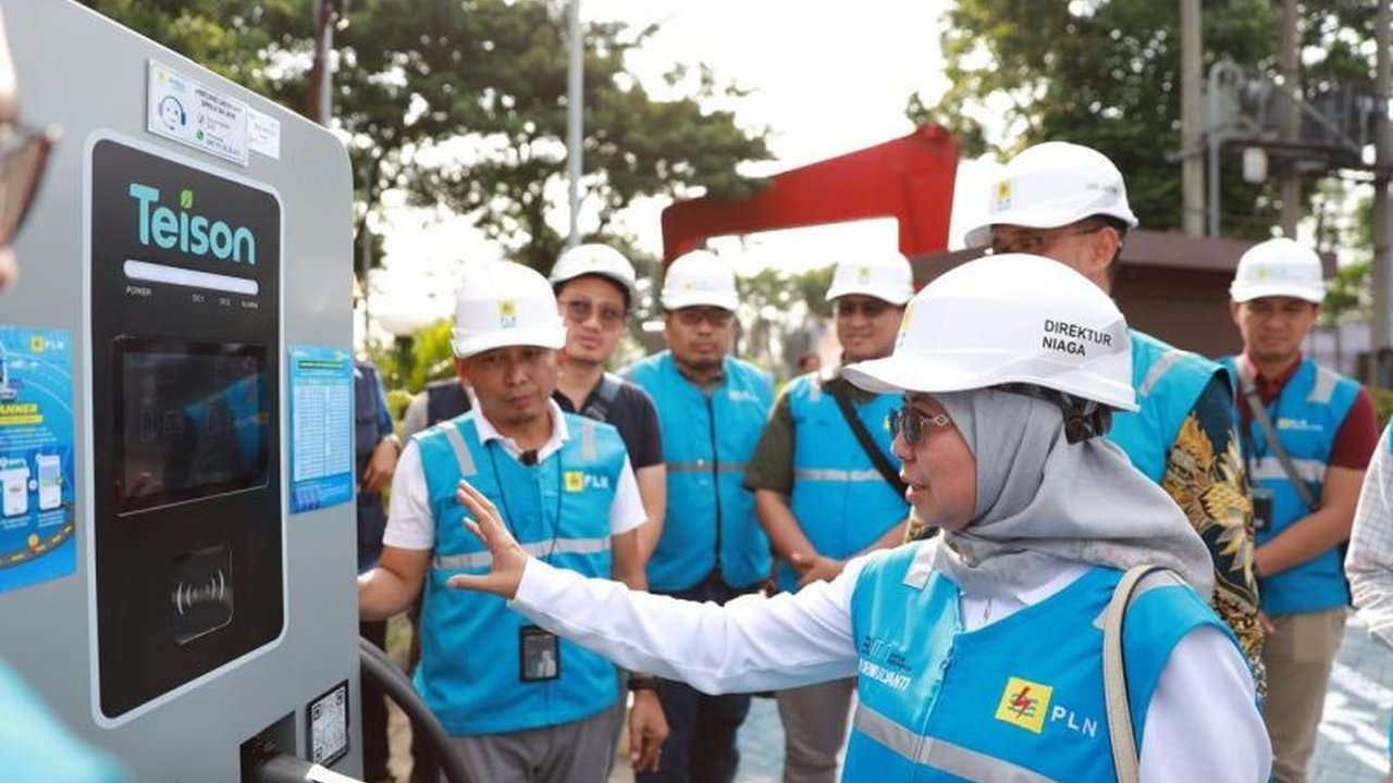 Jelang Idul Fitri, PLN memastikan kesiapan 339 SPKLU di Jawa Timur untuk memberikan layanan pengisian daya bagi pemudik kendaraan listrik, didukung aplikasi PLN Mobile dan petugas siaga.