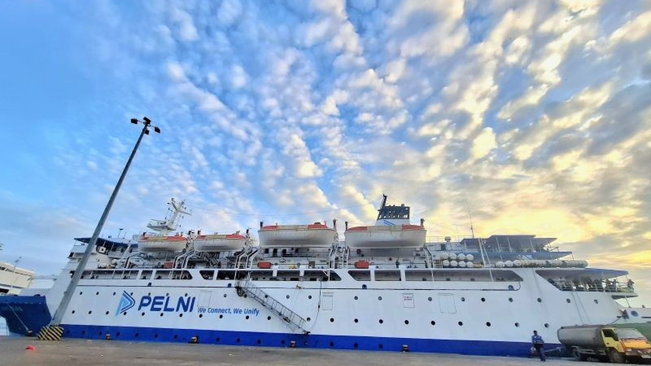 Insiden kandasnya kapal MV Icon Corintus di Pontianak mengakibatkan KM Bukit Raya terhambat dan PELNI menjamin hak-hak penumpang tetap terpenuhi, termasuk refund 100 persen bagi yang membatalkan perjalanan.