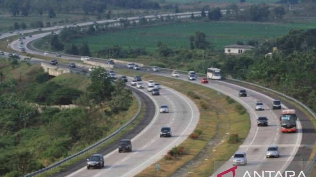 H-2 Lebaran, 74 ribu kendaraan terpantau melintasi Tol Cipali dari Jakarta menuju Cirebon, menunjukkan peningkatan volume lalu lintas jelang hari raya Idul Fitri.