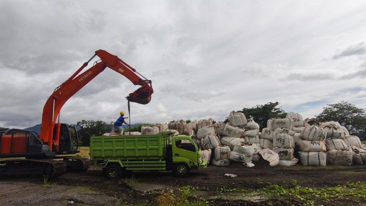 PLN EPI Pasok 350 Ton Cangkang Sawit via Laut untuk Cofiring di PLTU Tidore
