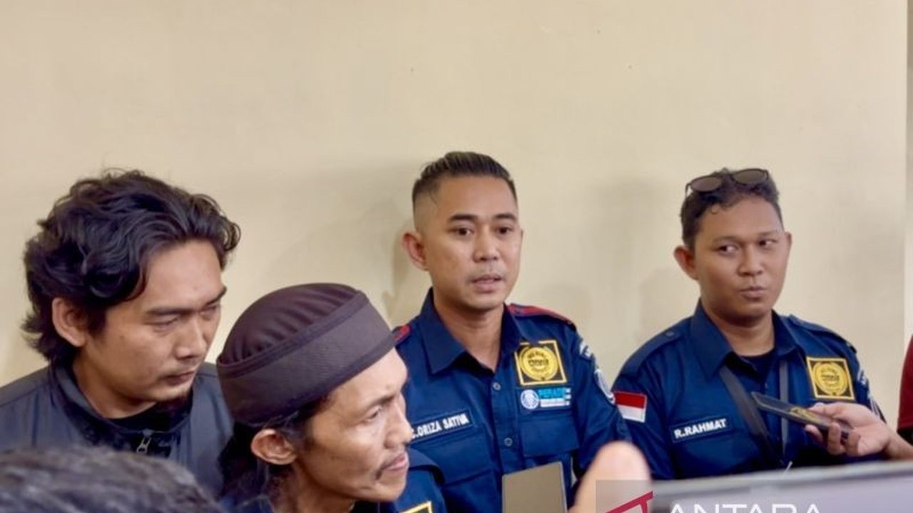 Keluarga Juwita, jurnalis yang dibunuh, mendesak TNI AL untuk mengungkapkan hasil autopsi secara terbuka dan transparan demi keadilan dan kepercayaan publik.