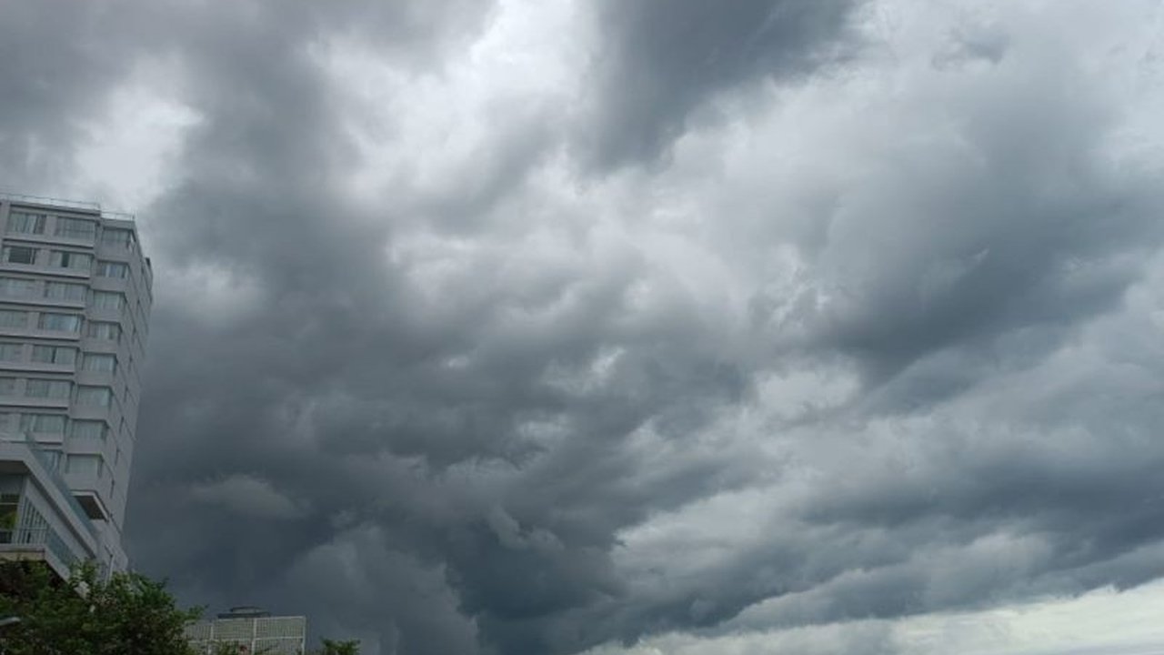 BMKG memperingatkan potensi cuaca ekstrem di Sulawesi Utara hingga 31 Maret 2025, dengan potensi banjir, tanah longsor, dan pohon tumbang.