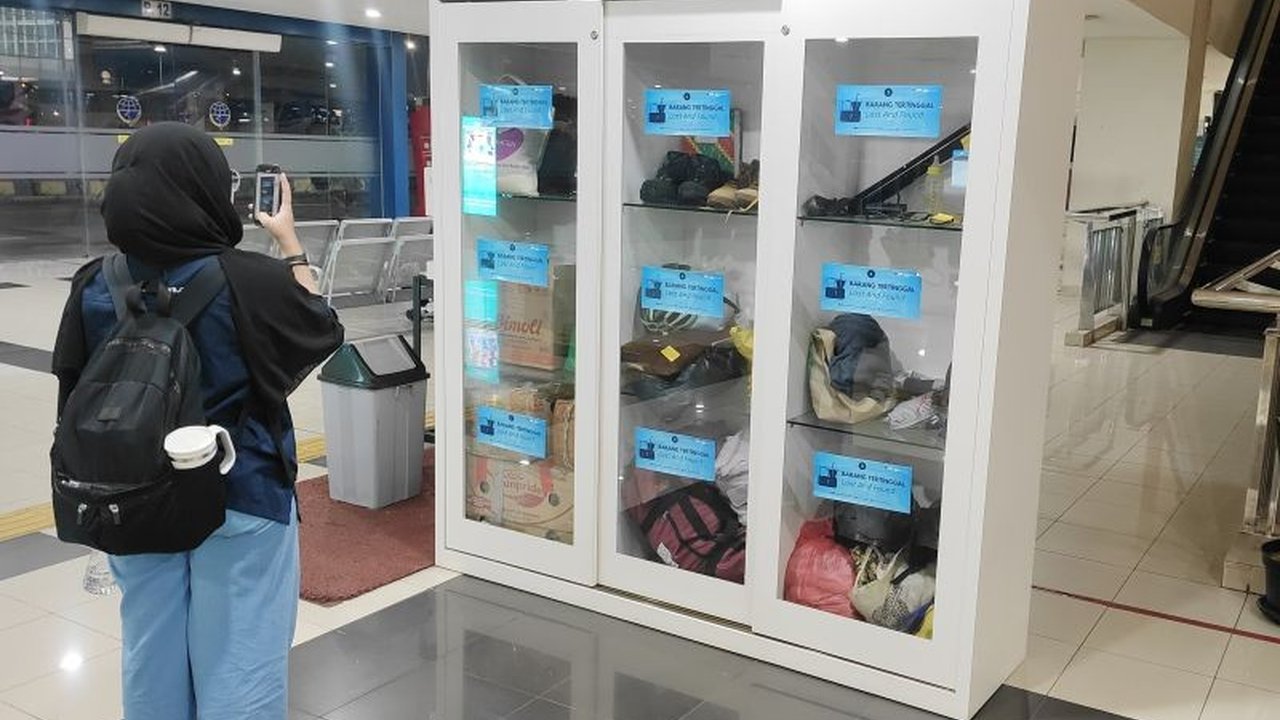 Terminal Terpadu Pulo Gebang kini menyediakan layanan loker bagi penumpang yang meninggalkan barangnya, memudahkan pengambilan kembali barang yang hilang atau tertinggal.