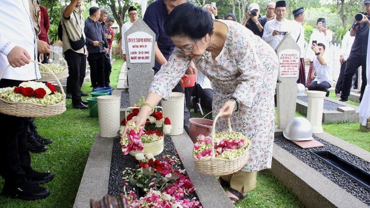 Megawati Soekarnoputri beserta keluarga dan petinggi PDI Perjuangan berziarah ke makam Taufiq Kiemas dan Fatmawati, mendoakan keutuhan NKRI dan mrefleksikan nilai kekeluargaan.