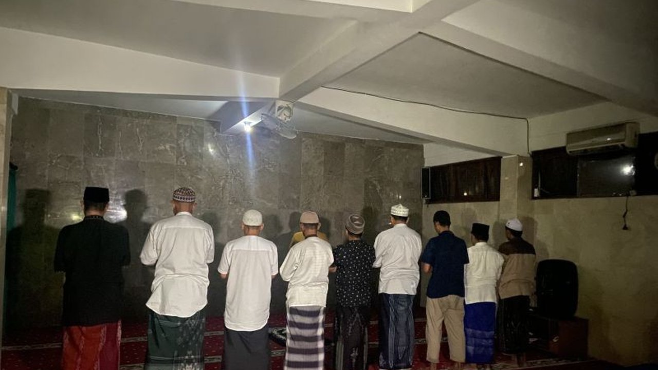 Umat Muslim di Desa Adat Tuban, Badung, tetap melaksanakan shalat Tarawih terakhir di tengah Hari Suci Nyepi dengan penuh khidmat dan toleransi.