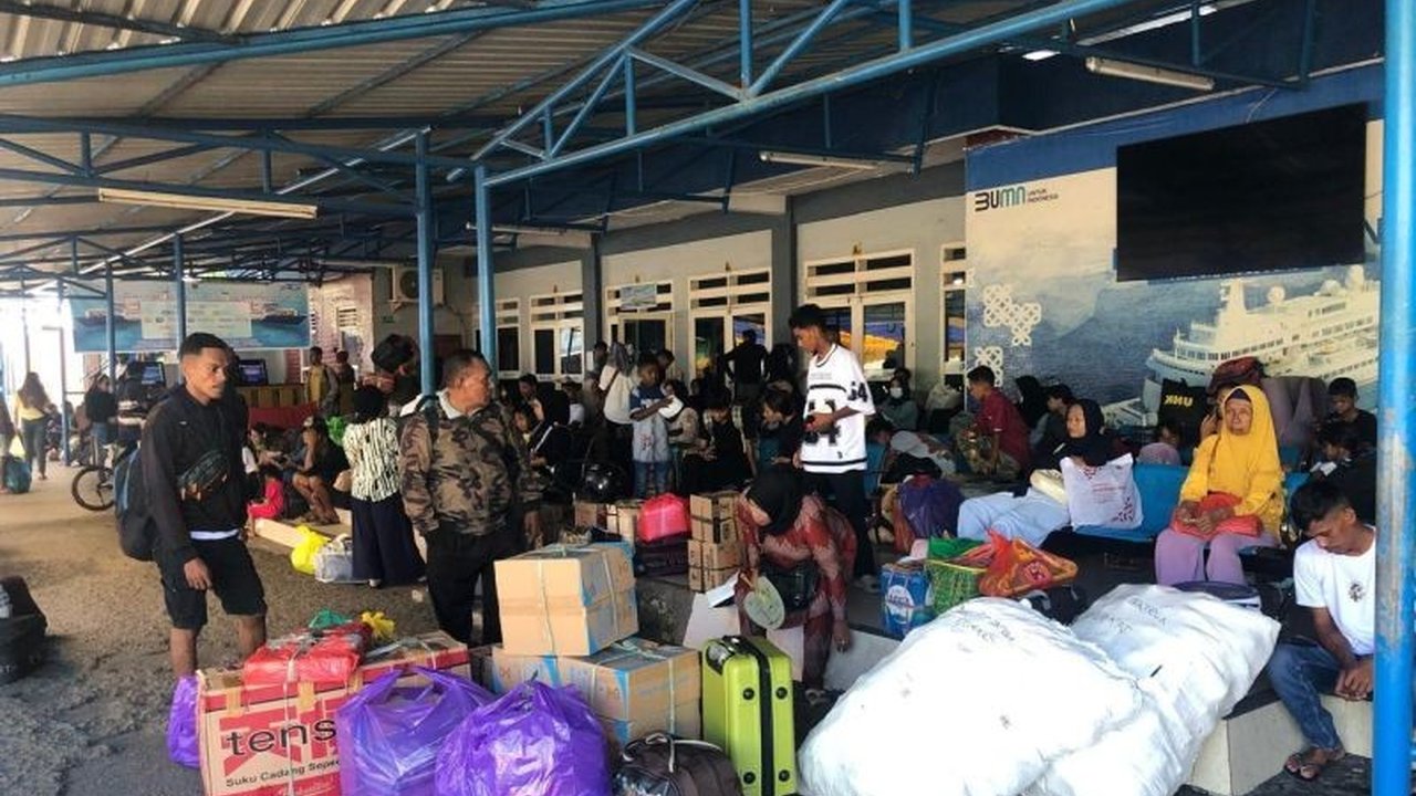 KSOP Ambon mencatat lonjakan penumpang mudik Idul Fitri 2025, dengan rute Ambon-Pulau Buru sebagai yang tersibuk, didukung program tiket gratis dan pengamanan ketat pelabuhan.