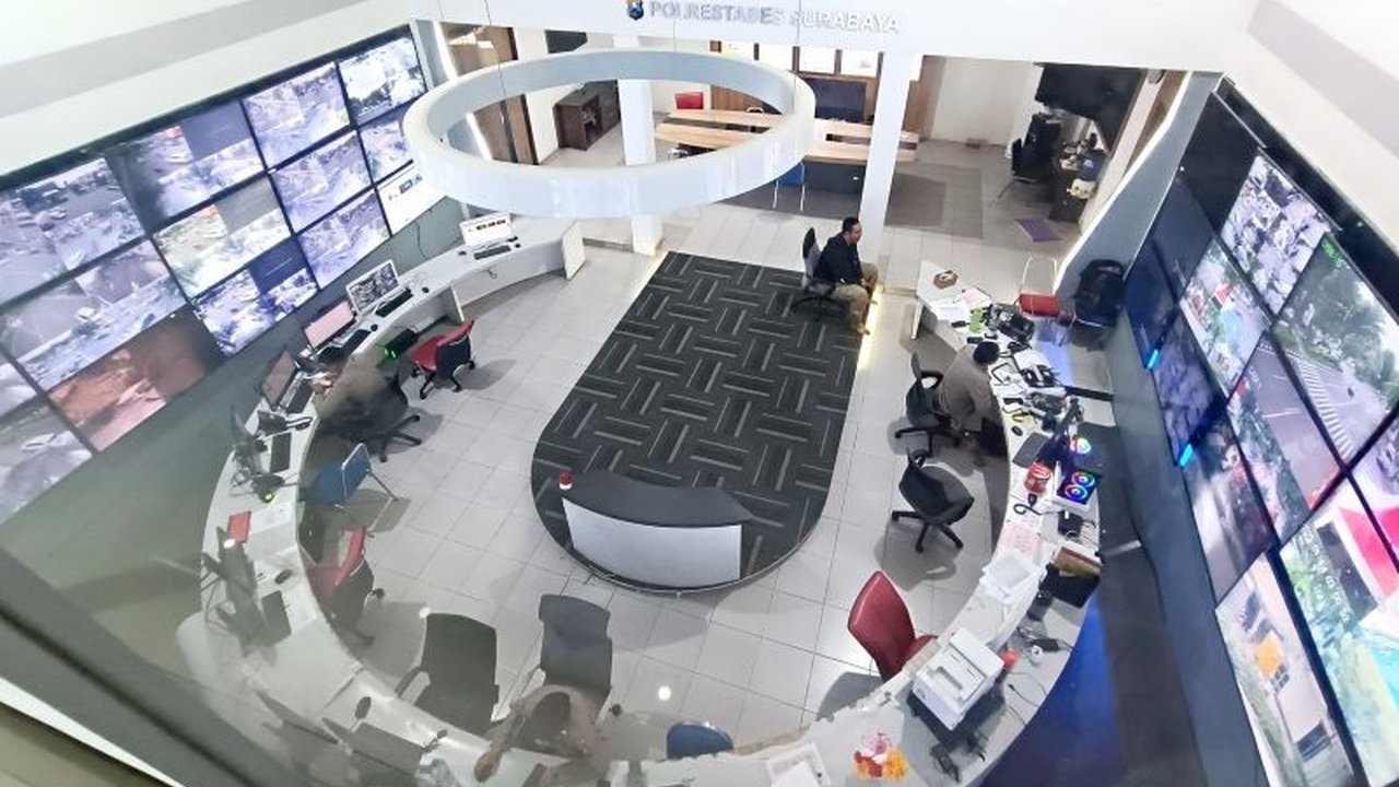 Polrestabes Surabaya siap siaga dengan berbagai strategi untuk mencegah kejahatan selama musim mudik Lebaran 2025, termasuk pemantauan CCTV, patroli intensif, dan koordinasi dengan masyarakat.