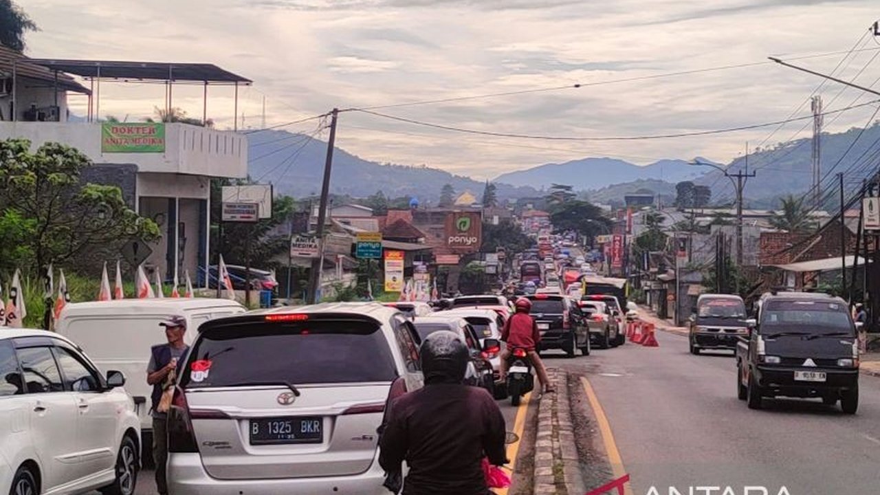 Jalur Nagreg menerapkan sistem lajur 3:1 untuk mengatasi kepadatan arus mudik Lebaran 2025, mengurangi kemacetan di jalur utama menuju Garut dan Tasikmalaya.
