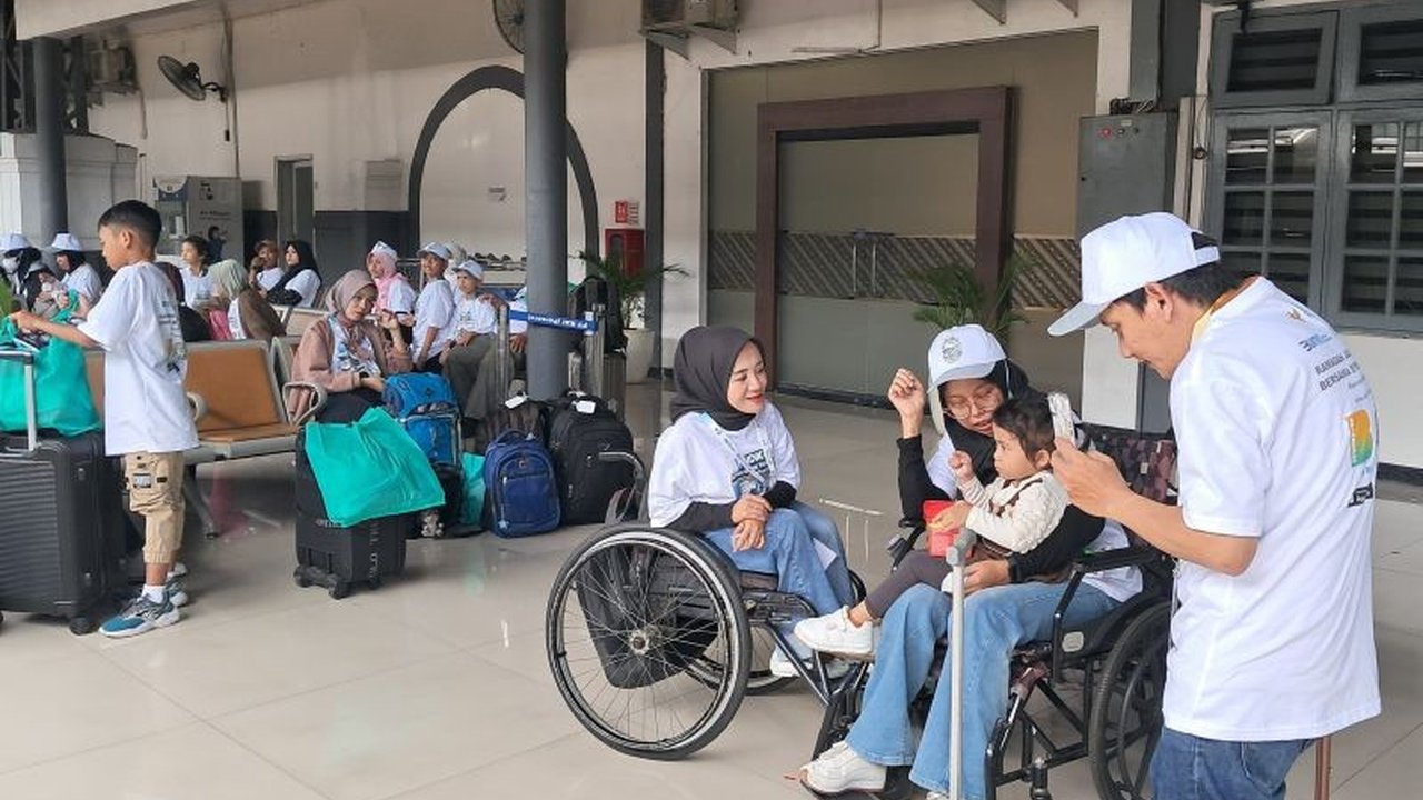 PT Kereta Api Indonesia (KAI) Daop 1 Jakarta melayani ratusan penumpang difabel pada H-2 Lebaran 2025, dengan berbagai fasilitas pendukung untuk kenyamanan perjalanan mudik.