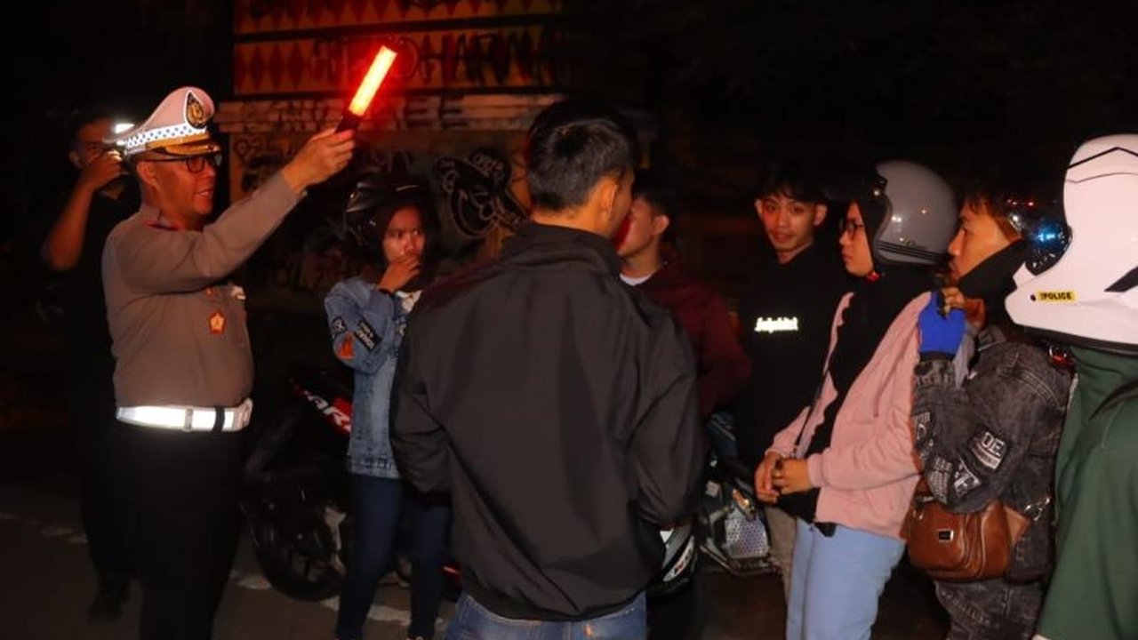 Satlantas Polresta Bandarlampung memberikan pengawalan kepada ratusan pemudik sepeda motor dari Pulau Jawa hingga perbatasan Kota Bandarlampung untuk memastikan keamanan dan kenyamanan perjalanan mereka.
