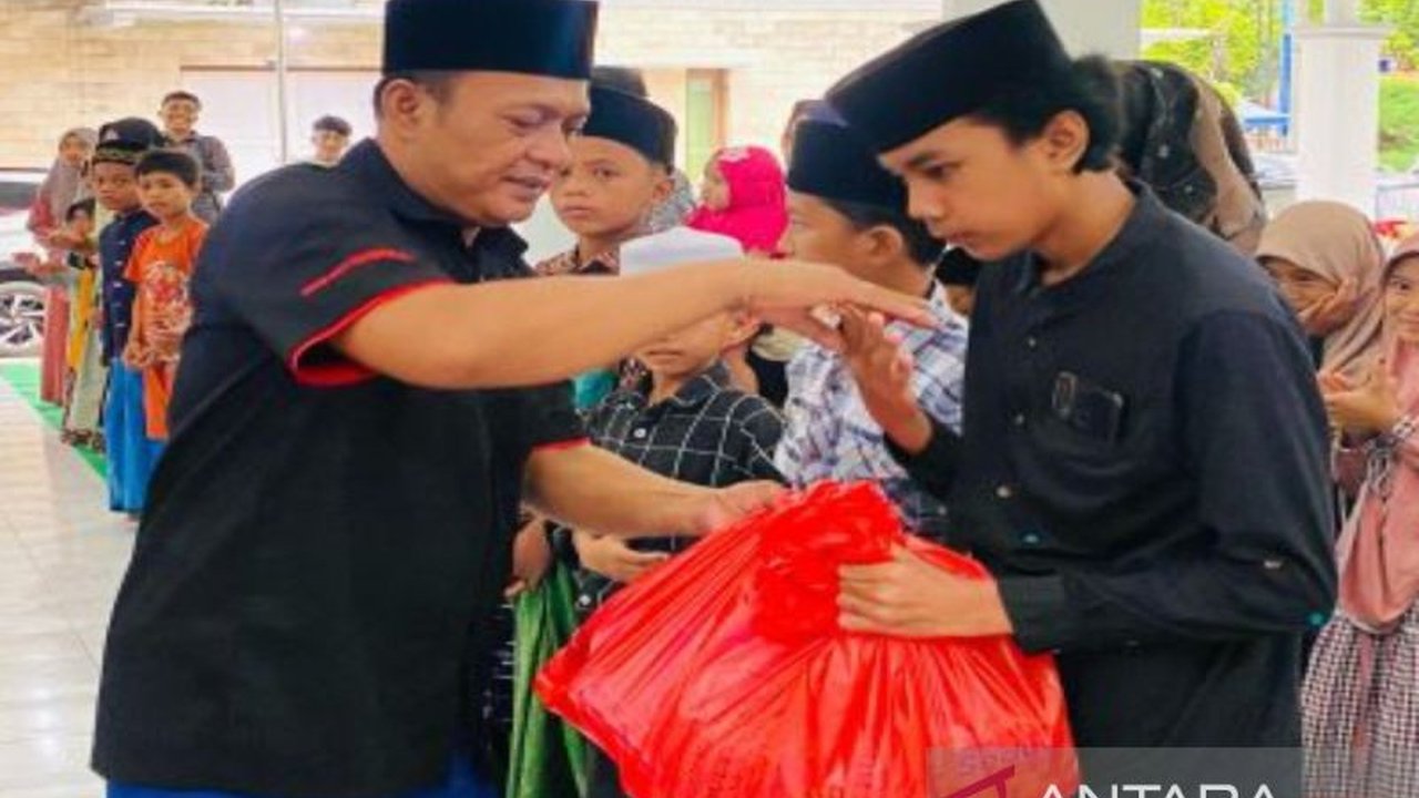 Pemerintah Kabupaten Pamekasan bermitra dengan komunitas masyarakat, seperti JLB, untuk menggelar bakti sosial berupa santunan kepada fakir miskin dan anak yatim selama Ramadhan 1446 H, guna meningkatkan kepedulian sosial dan menerapkan konsep pentahelix.
