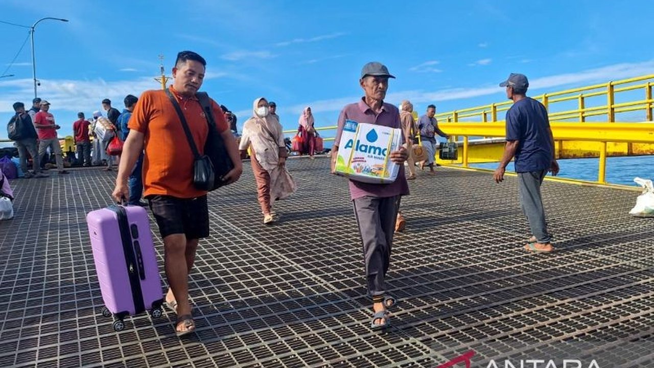 Program mudik gratis Pemprov Jawa Timur sukses angkut 1.467 pemudik dari Situbondo ke Madura menggunakan KMP Wicitra Dharma I,  menunjukkan antusiasme warga pulau Sapudi dan Raas.