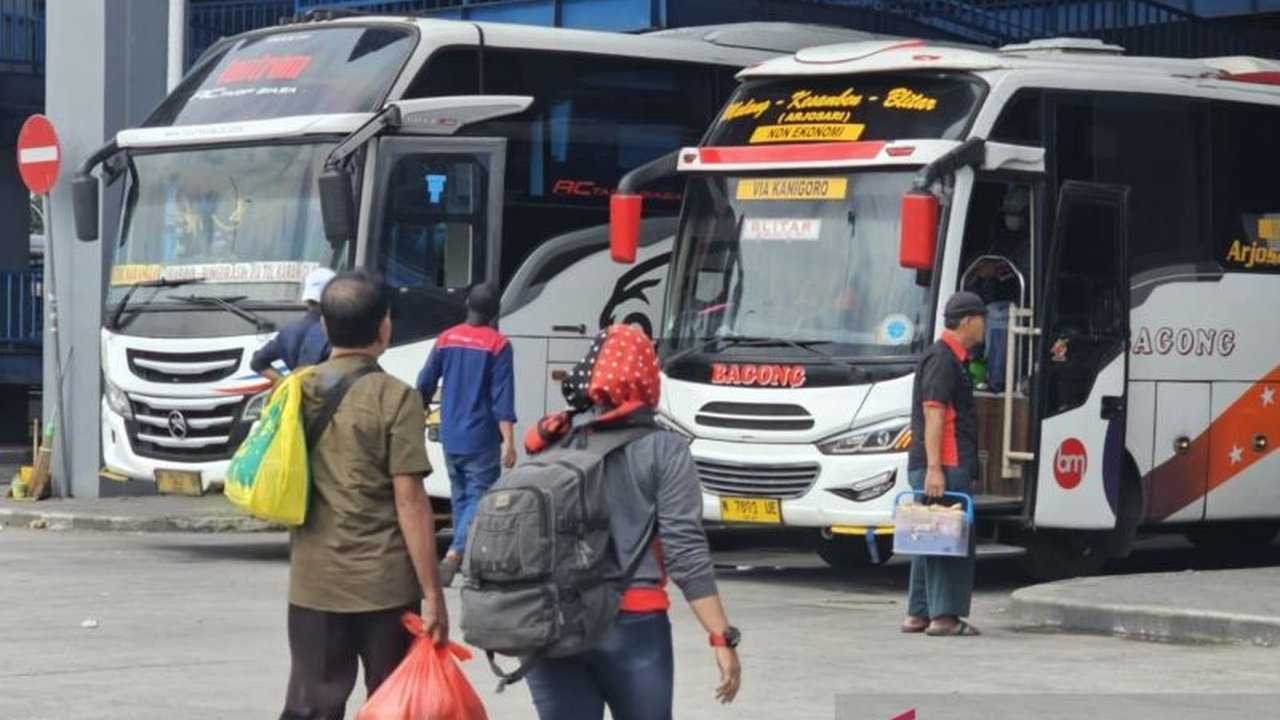 Volume penumpang di Terminal Arjosari, Malang, meningkat signifikan menjelang Idul Fitri, didominasi oleh penumpang bus AKDP baik kedatangan maupun keberangkatan.