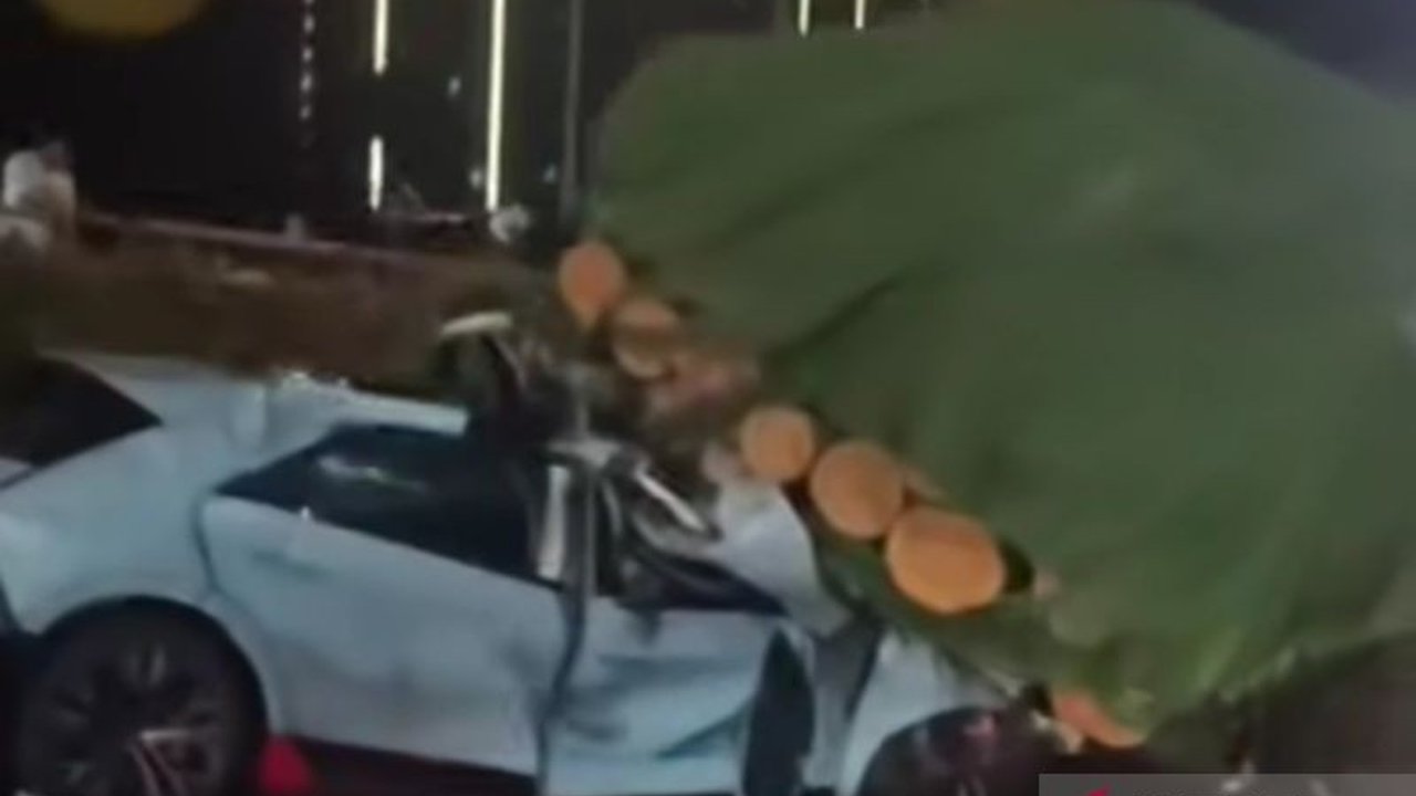 Kecelakaan antara truk dan mobil listrik di Tol Ring Road Cengkareng mengakibatkan satu korban jiwa pada Sabtu malam, 29 Maret 2024; pihak kepolisian masih menyelidiki kronologi kejadian.