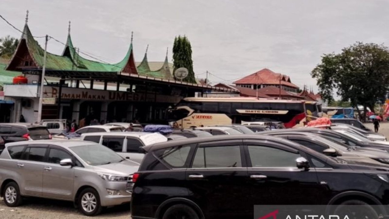 Situasi arus mudik di Dharmasraya, Sumatera Barat terpantau ramai lancar H-2 Lebaran, dengan peningkatan volume kendaraan roda empat dari Pulau Jawa, namun pihak kepolisian telah menyiapkan strategi antisipasi kemacetan.