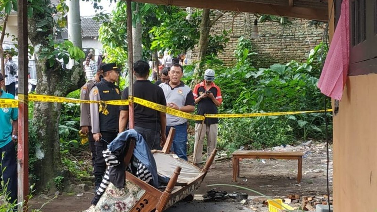 Ledakan petasan di Jember mengakibatkan satu rumah hancur dan seorang penghuni mengalami luka bakar serius, sementara satu korban lainnya mengalami luka ringan.