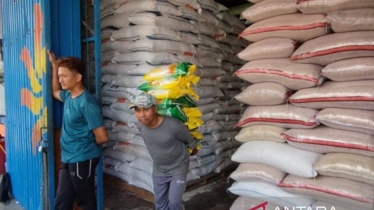 Bulog Cabang Rejang Lebong telah menyerap 461 ton beras petani hingga 25 Maret 2025, dengan target 600 ton yang diprediksi terpenuhi pada April mendatang, meskipun kapasitas penyimpanan gudang menjadi kendala.