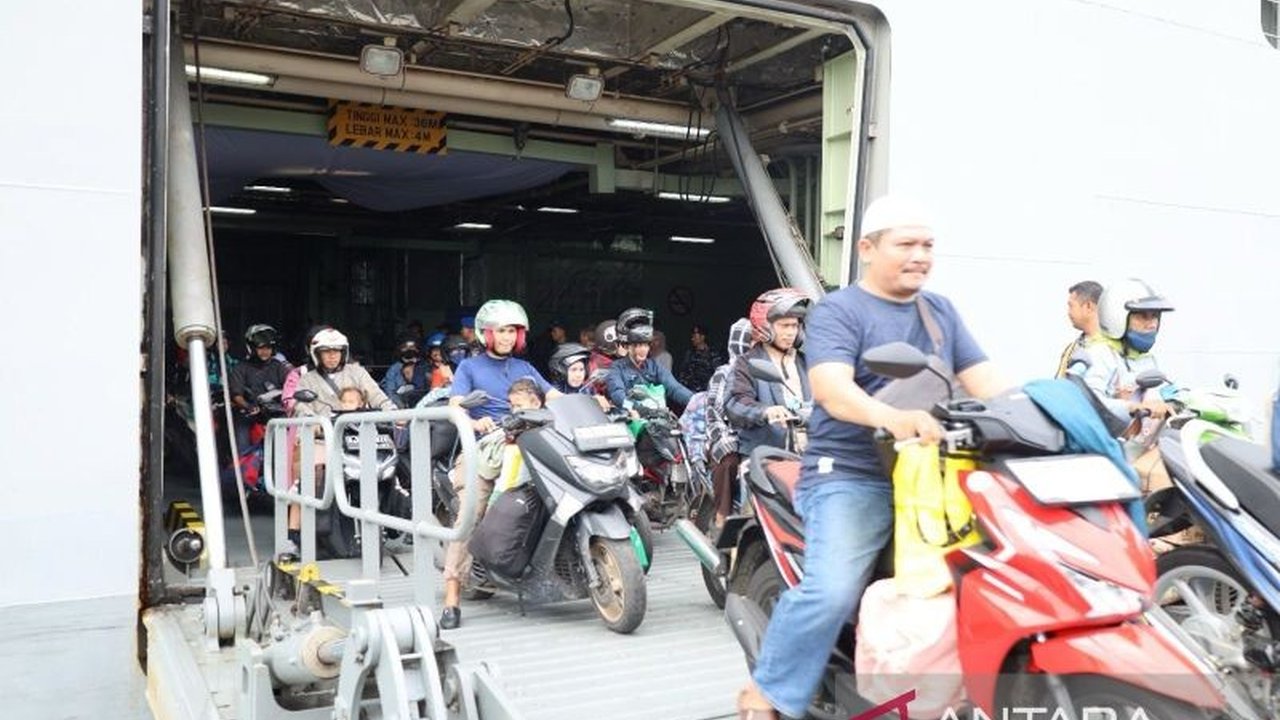 KRI Banjarmasin-592 sukses mengantarkan 315 pemudik ke Dermaga Madura dalam program mudik gratis Lebaran 2025, mengurangi beban transportasi umum.