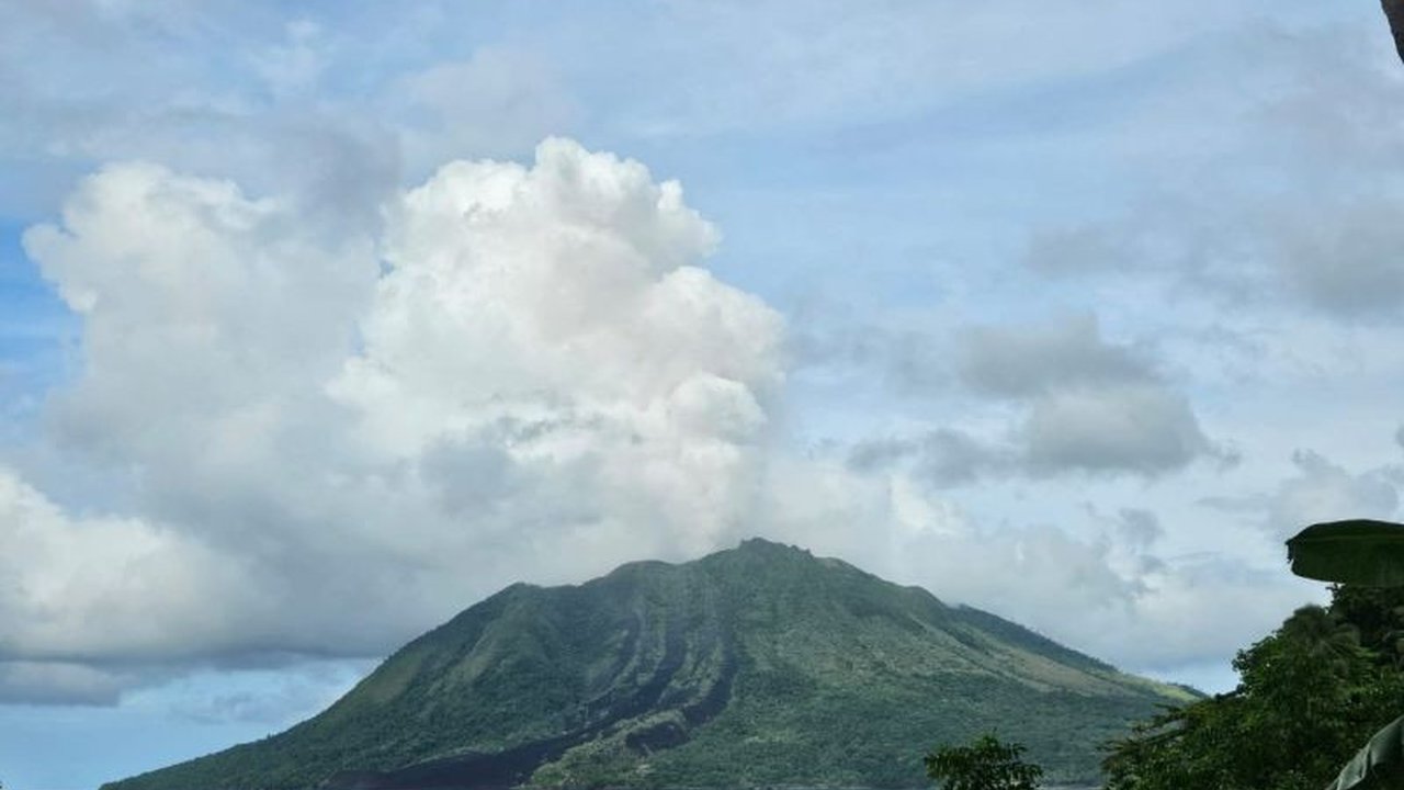 Kementerian ESDM mengingatkan warga sekitar Gunung Ruang di Sulawesi Utara untuk waspada terhadap potensi erupsi dan mengikuti arahan dari pihak berwenang.