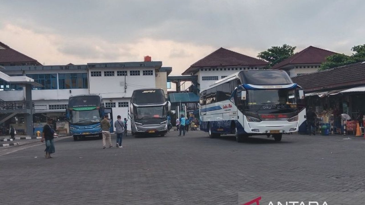 Terminal Giwangan Yogyakarta alami lonjakan penumpang tertinggi pada H-3 Lebaran 2025, mencapai 25.479 pemudik, melampaui catatan tahun lalu dan didorong oleh berbagai faktor.