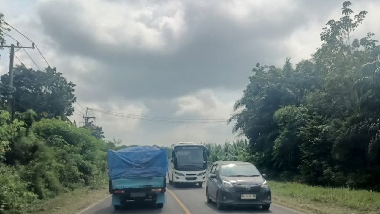 BPBD OKU, Sumsel, memperingatkan jalur mudik di tiga kecamatan rawan longsor;  personel dan peralatan disiagakan untuk antisipasi bencana.
