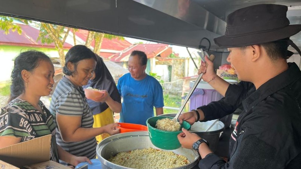 Satuan Brimob Polda Sulteng mendirikan dapur lapangan dan membantu warga terdampak banjir di Desa Bunta, Morowali Utara, menyediakan makanan, membangun jembatan sementara, serta membantu evakuasi dan pemenuhan kebutuhan pokok.