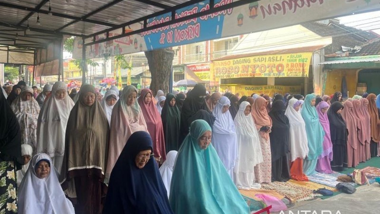 Sejumlah masjid di Solo telah melaksanakan Shalat Idul Fitri pada Minggu, 30 Maret 2024, mengikuti rukyatul hilal global yang menyatakan telah terlihatnya hilal.