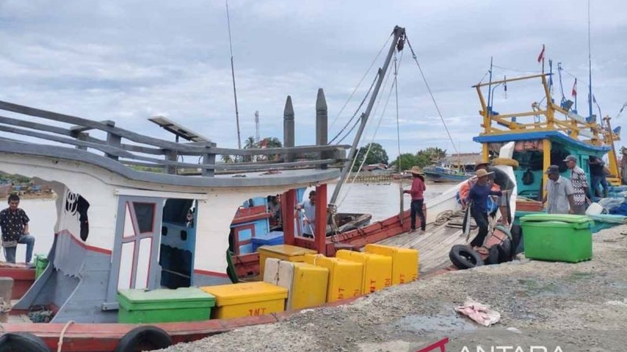 Hentikan aktivitas penangkapan ikan selama Lebaran 2025, ratusan kapal di Pelabuhan Perikanan Nusantara (PPN) Idi, Aceh Timur, terparkir akibat tradisi Meugang dan Idul Fitri 1446 H.