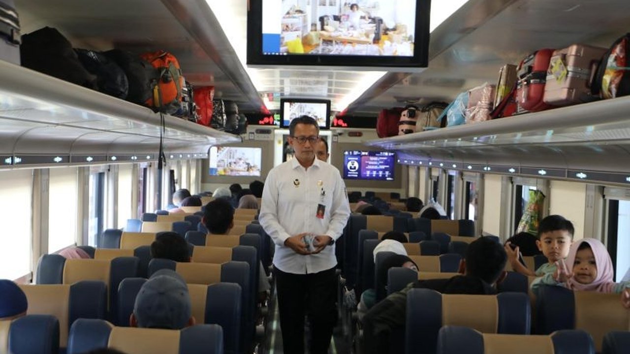 Kebijakan work from anywhere (WFA) dinilai efektif mengurangi kepadatan pemudik di Stasiun Senen dan jalur transportasi lainnya selama Lebaran 2025.