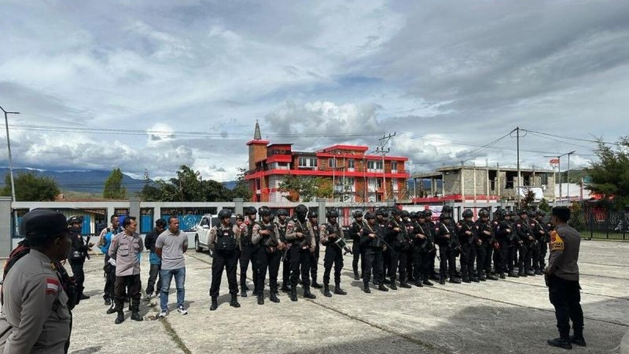 Polres Jayawijaya menerjunkan 98 personel untuk mengamankan malam Takbiran dan Salat Idul Fitri 1446 H di Wamena, Papua Pegunungan, guna memastikan ibadah berjalan kondusif.
