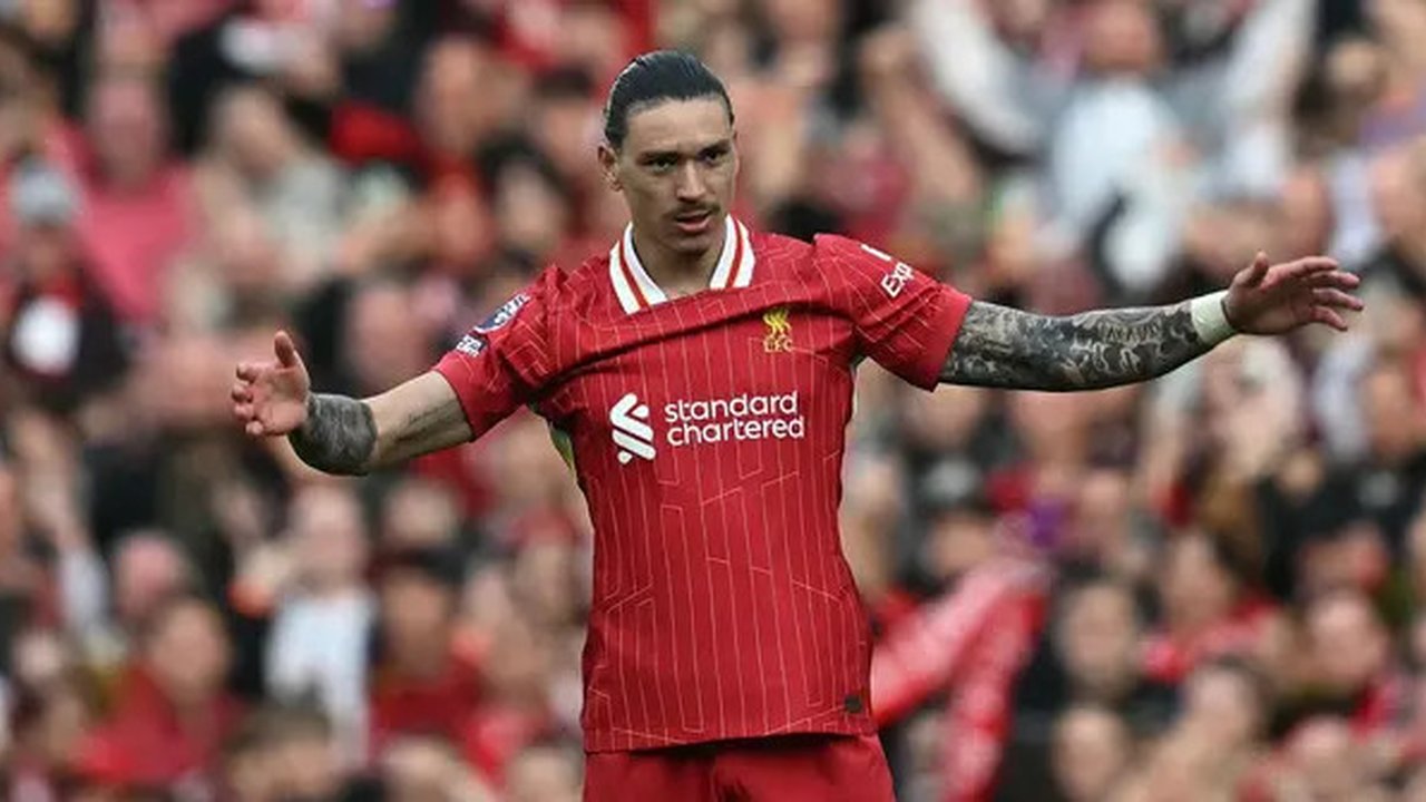 Di babak kedua, pada menit ke-51, Darwin Nunez membuat kedudukan menjadi imbang 1-1 usai menerima umpan dari Luiz Diaz. (Paul ELLIS/AFP)