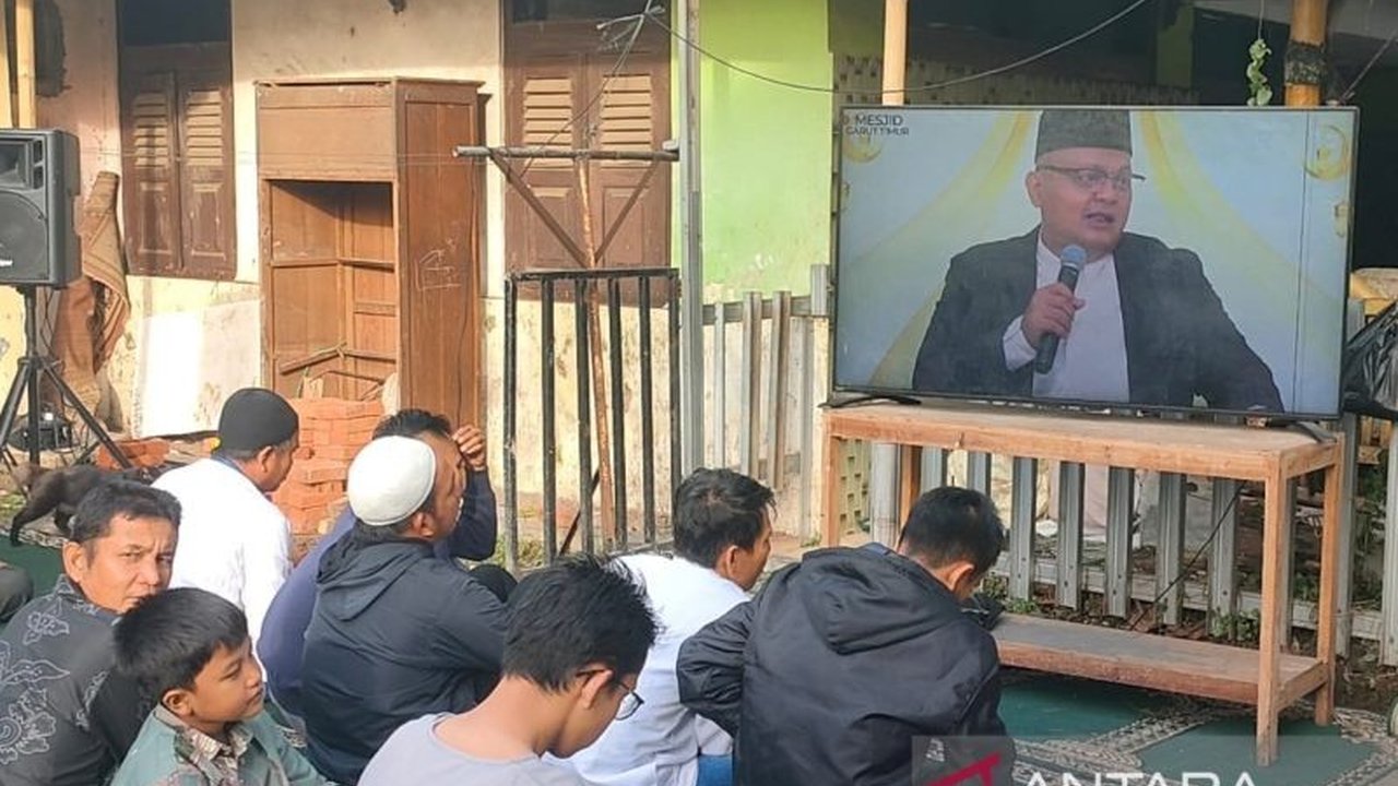 Masyarakat Garut merayakan Idul Fitri lebih awal dari penetapan pemerintah, mengikuti penanggalan hijriah dan rukyat di Arab Saudi.