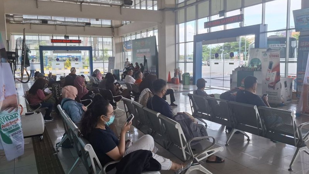 Sebanyak 1.421 pemudik meninggalkan Terminal Pulo Gebang pada H-1 Lebaran, menandai penurunan signifikan dari puncak arus mudik di H-2.
