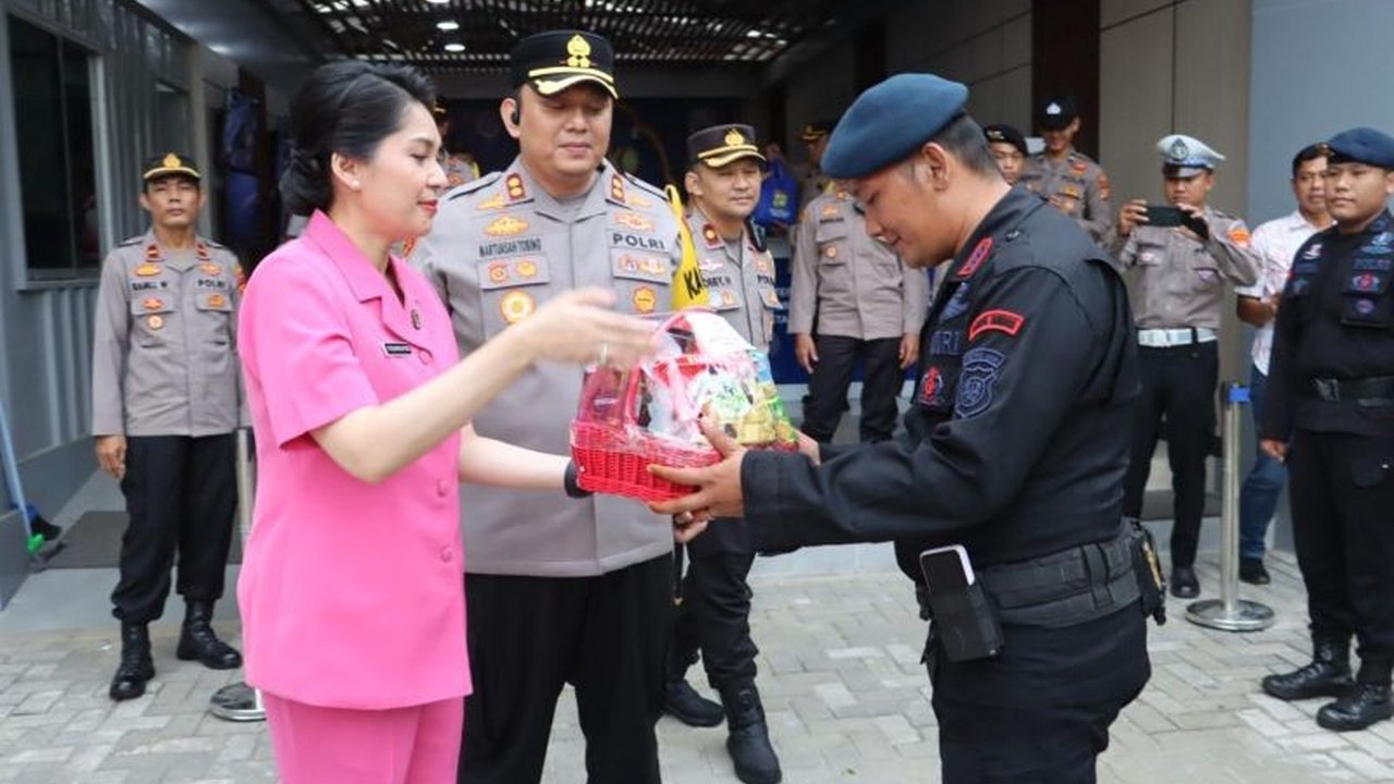 Kepolisian Resor Pelabuhan Tanjung Priok memberikan bingkisan kepada petugas Pos Mudik Lebaran 2025 sebagai bentuk apresiasi atas pengamanan arus mudik di jalur laut Jakarta.