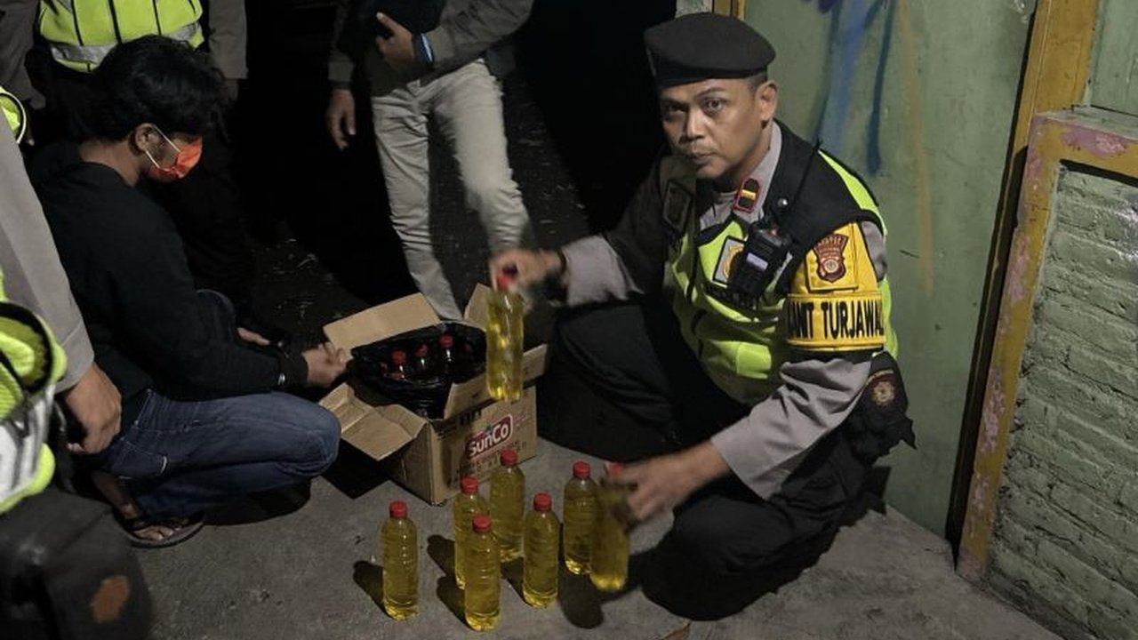 Polres Bantul mengamankan ratusan botol miras berbagai merek dan oplosan dalam razia penyakit masyarakat menjelang malam takbiran Idul Fitri untuk mencegah gangguan kamtibmas.