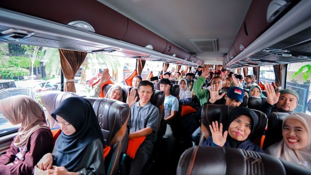 PLN Indonesia Power (PLN IP) menyelenggarakan mudik gratis Lebaran 2025 untuk menekan emisi karbon dan mengurangi risiko kecelakaan di jalur mudik, dengan menyediakan tiga bus untuk rute Jakarta-Yogyakarta dan Jakarta-Surabaya.